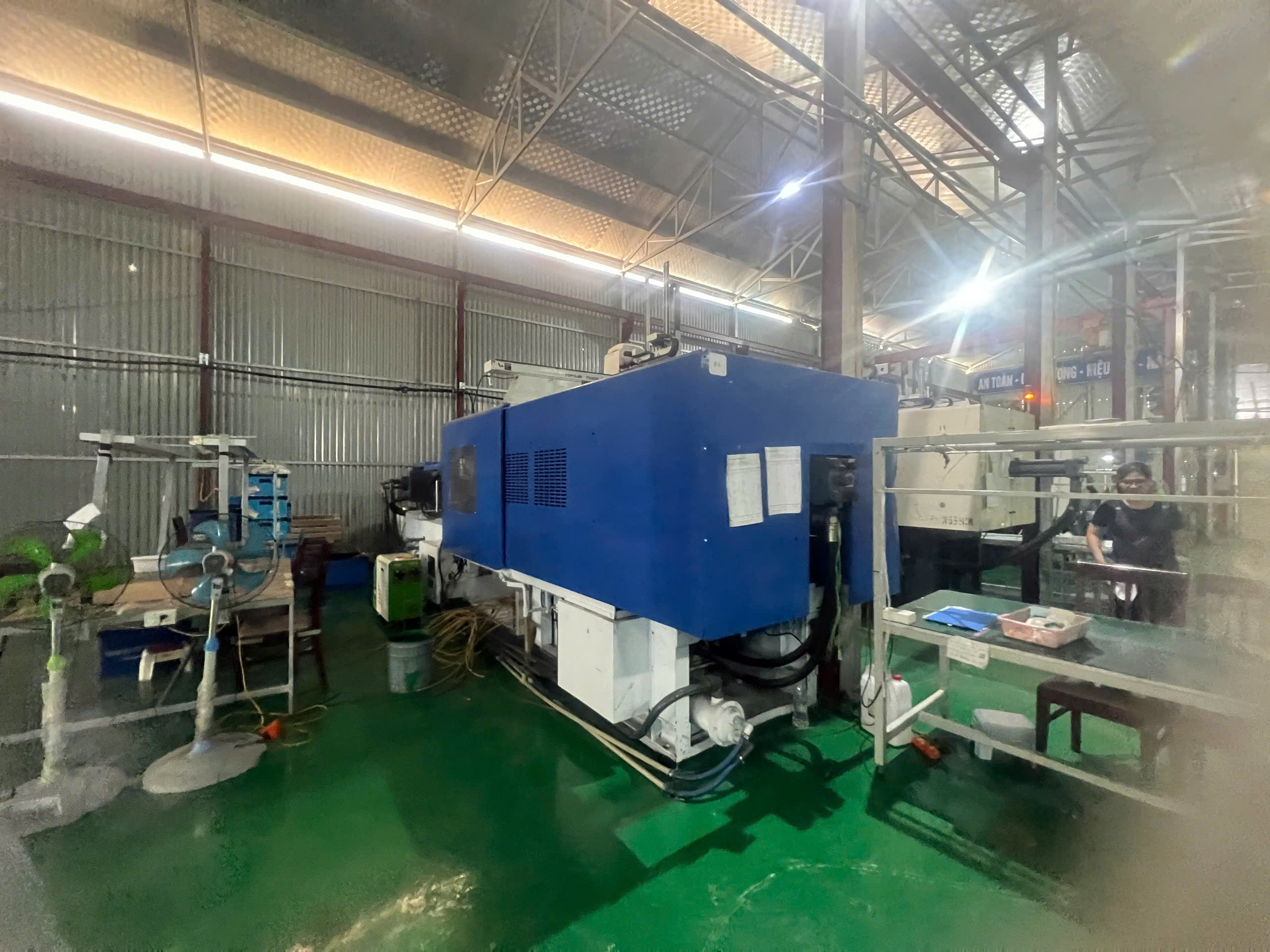 Injection Molding Machine 1